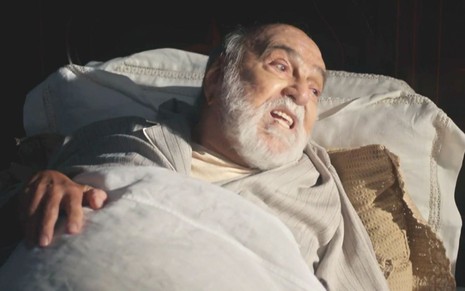 Lima Duarte em cena de Além da Ilusão: ator está na cama e olha com preocupação para alguém fora do quadro