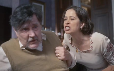 Paloma Duarte, caracterizada como sua personagem de Além da Ilusão, está gritando com Antonio Calloni, que parece desorientado