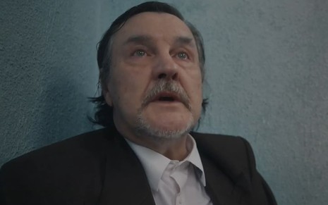 Antonio Calloni, caracterizado como Matias, tem o semblante perturbado em cena de Além da Ilusão