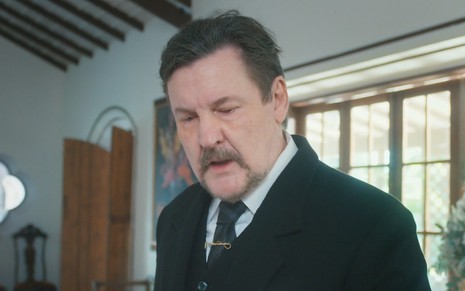 O ator Antonio Calloni como Matias, com lágrimas nos olhos, em cena de Além da Ilusão