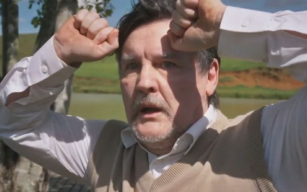 Matias (Antonio Calloni) estão com as duas mãos na cabeça próximo a um lago em cena de Além da Ilusão, novela das seis da Globo