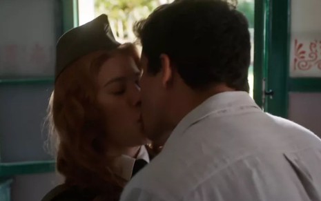 Arminda (Caroline Dallarosa) e Inácio (Ricky Tavares) se beijam em cena de Além da Ilusão, novela das seis da Globo