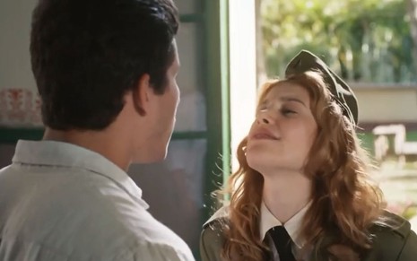 Arminda (Caroline Dallarosa) provoca Inácio (Ricky Tavares) em cena de Além da Ilusão, novela das seis