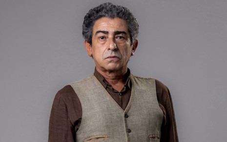 O ator Claudio Jaborandy está caracterizado como Benê de Além da Ilusão; ele usa camisa marrom e um colete
