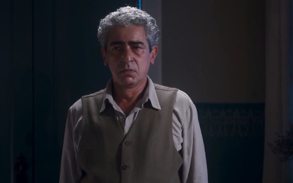 Bené (Claudio Jaborandy) tem expressão de tristeza em cena de Além da Ilusão, novela das seis da Globo