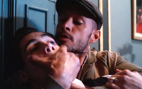 Joaquim (Danilo Mesquita) tem a boca tampada por Gaspar (Hugo Resende) em cena de Além da Ilusão