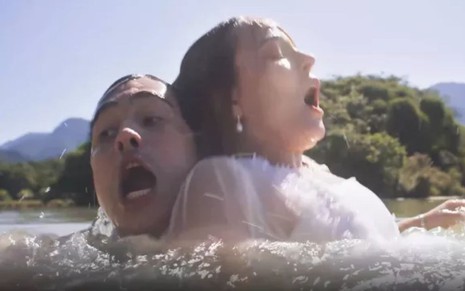 Joaquim (Danilo Mesquita) e Isadora (Larissa Manoela) estão desesperados dentro de lago em cena de Além da Ilusão, novela das seis da Globo