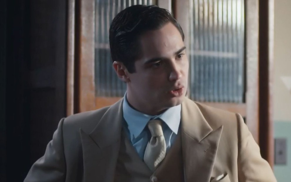 Danilo Mesquita grava cena com expressão brava, como Joaquim em Além da Ilusão, novela das seis da Globo