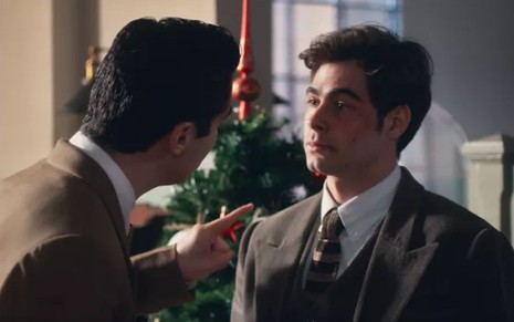 Joaquim (Danilo Mesquita) aponta o dedo para Davi/Rafael (Rafael Vitti) em cena de Além da Ilusão, novela das seis da Globo