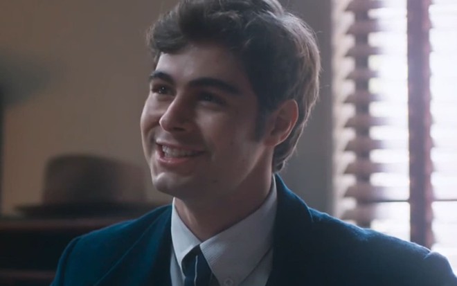 Rafael Vitti, caracterizado como Davi, dá um sorriso debochado em cena de Além da Ilusão