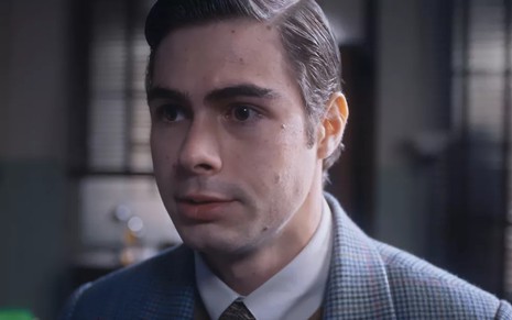 Rafael Vitti em cena de Além da Ilusão: ator está caracterizado com Davi e olha para alguém fora do quadro