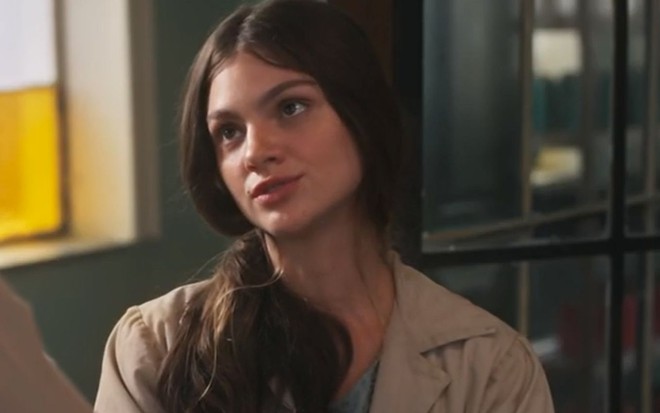 Olívia (Debora Ozório) em cena de Além da Ilusão