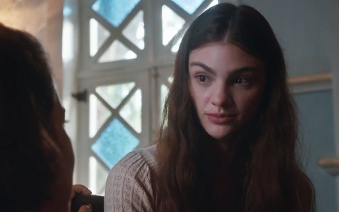 Olívia (Debora Ozório) chora em cena de Além da Ilusão