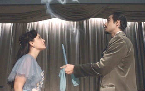 Larissa Manoela e Rafael Vitti em cena de Além da Ilusão: eles estão caracterizados como Elisa e Davi