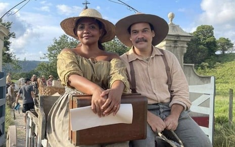 Gaby Amarantos e Cláudio Gabriel posam em cima de carroça caracterizados como Emília e Cipriano de Além da Ilusão