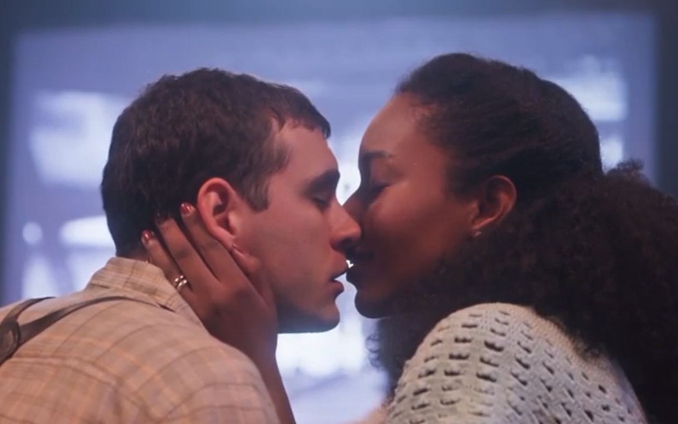 Lorenzo (Guilherme Prates) e Letícia (Larissa Nunes) se beijam em cena de Além da Ilusão, novela das seis da Globo