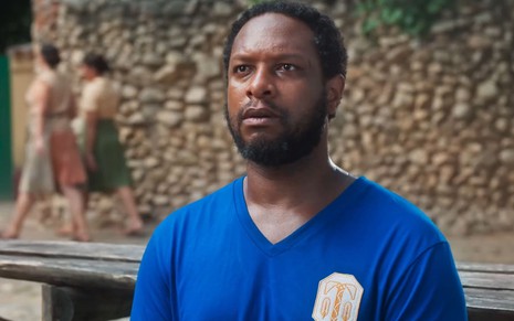 Guilherme Silva usa a camisa do time da Tecelagem Tropical e tem o semblante chocado em cena de Além da Ilusão