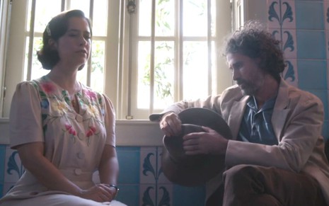 Eriberto Leão e Paloma Duarte caracterizados em cena de Além da Ilusão