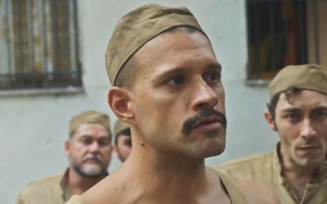 Hugo Resende grava cena com expressão séria, como Gaspar em Além da Ilusão