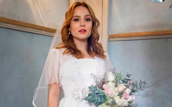 A atriz Larissa Manoela está vestida de noiva caracterizada como sua personagem em Além da Ilusão