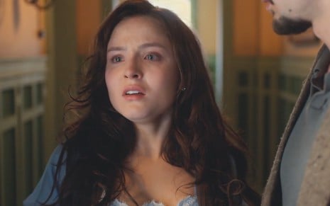 Elisa (Larissa Manoela)  com os olhos cheios de lágrimas em cena de Além da Ilusão