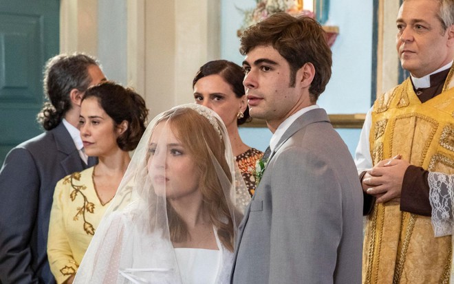 Larissa Manoela e Rafael Vitti gravam cena ambos com expressão tensa, como Isadora e Davi/Rafael