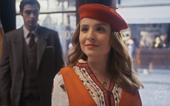 Larissa Manoela grava cena como Isadora de Além da Ilusão, novela das seis da Globo, e Rafael Vitti aparece ao fundo
