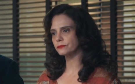 Malu Galli grava cena com expressão séria, como Violeta de Além da Ilusão, novela das seis da Globo