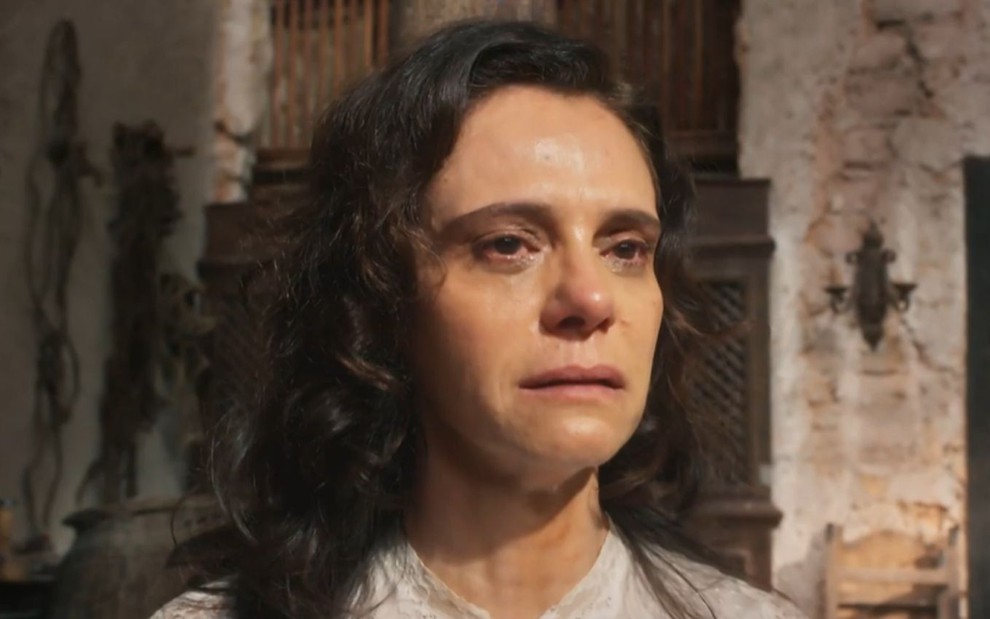 Malu Galli grava cena com expressão de choro, como Violeta em Além da Ilusão
