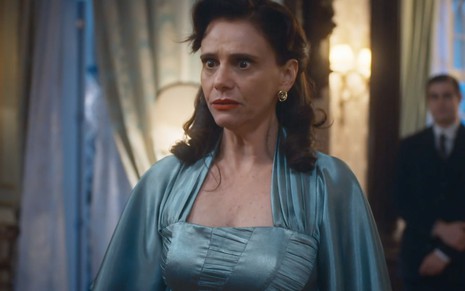 A atriz Malu Galli, com roupa de festa, caracterizada como a Violeta em cena de Além da Ilusão