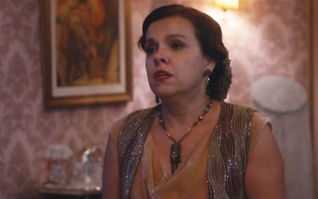 A atriz Marcella Muniz caracterizada como a Cândida em cena de Além da Ilusão