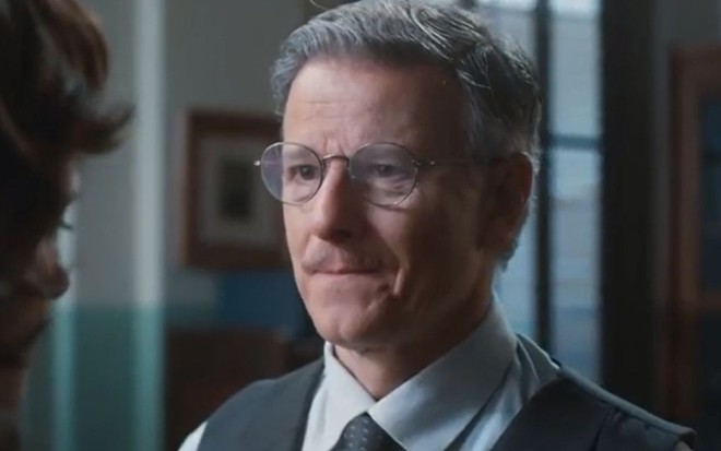 Eugênio (Marcello Novaes) está parado em escritório da tecelagem e cena de Além da Ilusão, novela das seis da Globo