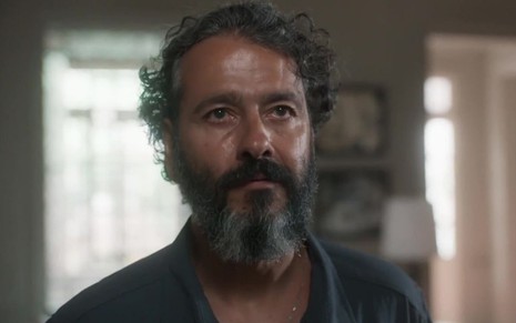 José Leôncio (Marcos Palmeira) tem expressão facial séria em cena de Pantanal, novela das nove da Globo