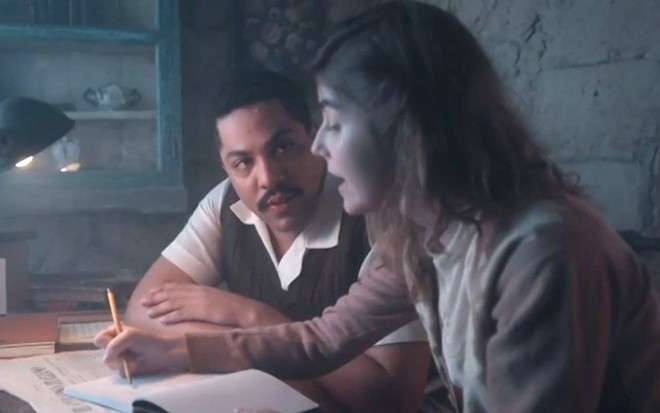 Bento (Matheus Dias) está ao lado de Silvana (Thayla Luz) em cena de Além da Ilusão, novela das seis