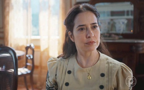 Paloma Duarte, caracterizada como Heloísa, mostra irritação em cena de Além da Ilusão, novela das seis da Globo