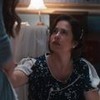 Heloísa (Paloma Duarte) está ajoelhada no chão e chora em cena de Além da Ilusão, novela das seis da Globo