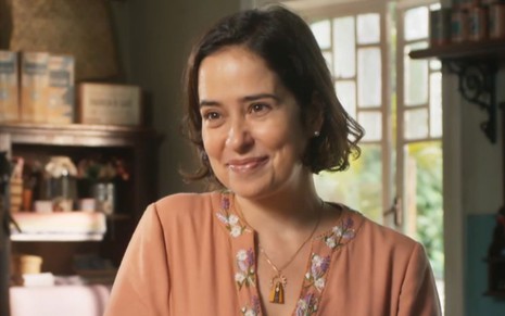 Paloma Duarte grava cena sorrindo, como Heloísa de Além da Ilusão, novela das seis da Globo