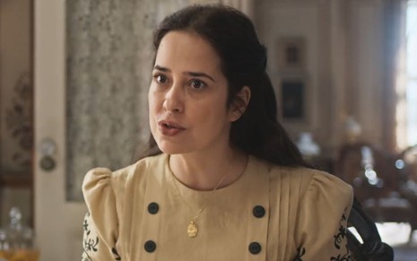 Paloma Duarte grava cena com expressão tensa, como Heloísa de Além da Ilusão