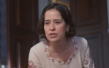 Paloma Duarte grava cena com expressão tensa, como Heloísa em Além da Ilusão
