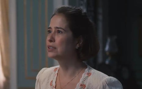 Heloísa (Paloma Duarte) chora em cena de Além da Ilusão, novela das seis da Globo
