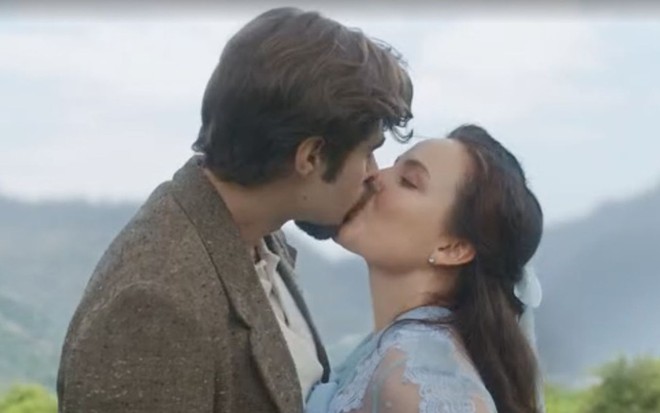 Davi (Rafael Vitti) e Elisa (Larissa Manoela) se beijam em cena de Além da Ilusão