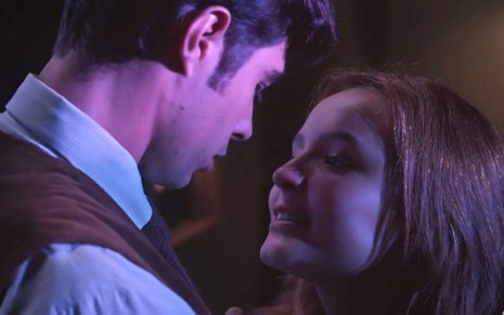 Davi/Rafael (Rafael Vitti) e Isadora (Larissa Manoela) estão abraçados e se olham em cena de Além da Ilusão, novela das seis da Globo