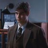 Davi (Rafael Vitti) está parado em pé em escritório em cena de Além da Ilusão, novela das seis