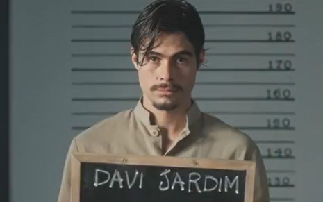Davi (Rafael Vitti) em cena de  prisão em Além da Ilusão