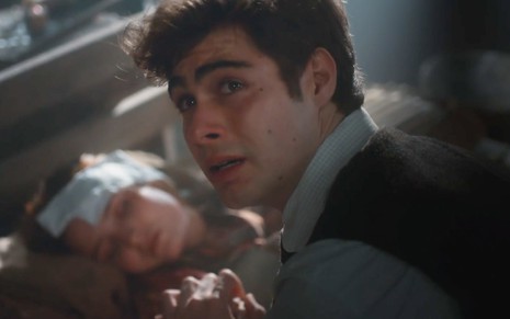 O ator Rafael Vitti com expressão de tristeza chora como o Rafael em cena de Além da Ilusão