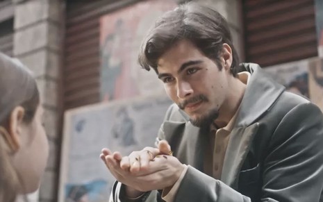 O ator Rafael Vitti fecha as mãos em forma de concha para fazer mais uma das mágicas de Davi em cena de Além da Ilusão