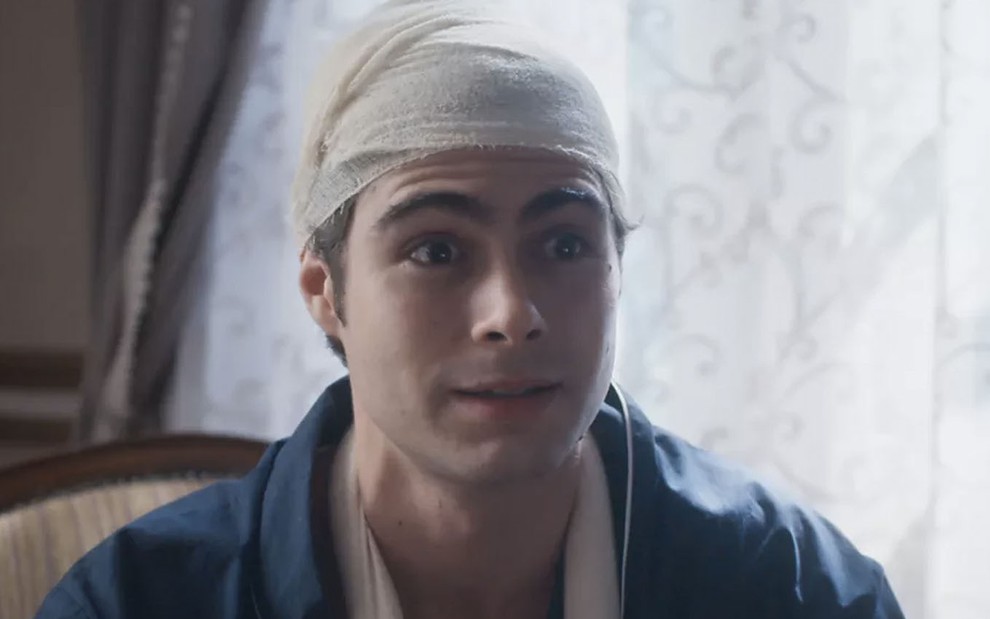 O ator Rafael Vitti caracterizado como Davi, com bandagens na cabeça, em cena de Além da Ilusão