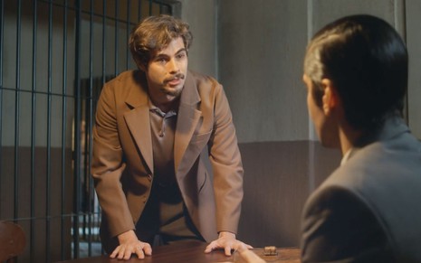 O ator Rafael Vitti caracterizado como Davi em cena de Além da Ilusão