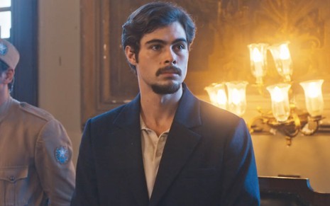 O ator Rafael Vitti, com expressão séria, e caracterizado como Davi em cena de Além da Ilusão
