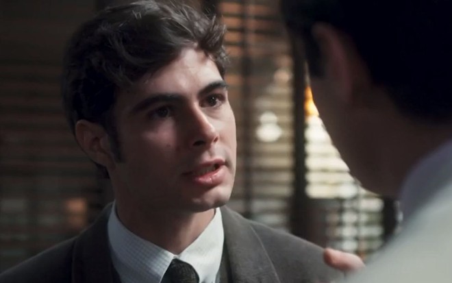 Davi/Rafael (Rafael Vitti) ameaça Joaquim (Danilo Mesquita), que está de costas na foto, em cena de Além da Ilusão, novela das seis da Globo